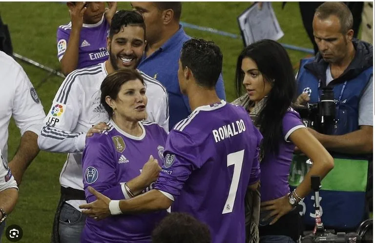 hau-truong-san-co-tim-hieu-ve-vo-hien-tai-cua-ronaldo-a7