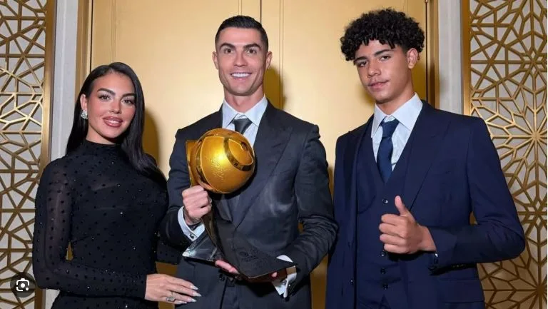 hau-truong-san-co-tim-hieu-ve-vo-hien-tai-cua-ronaldo-111s