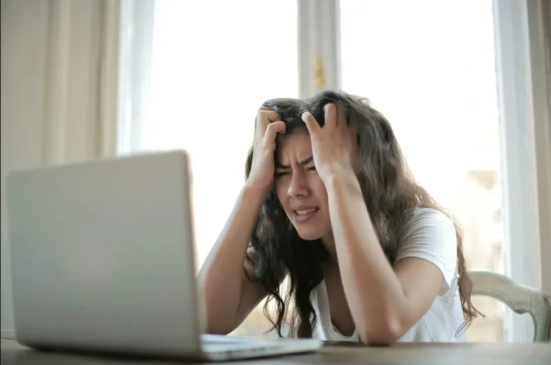 Bị chê bai, thất bại, so sánh trên mạng xã hội và phụ thuộc quá nhiều vào sự công nhận có thể khiến một người dần mất niềm tin vào chính mình.